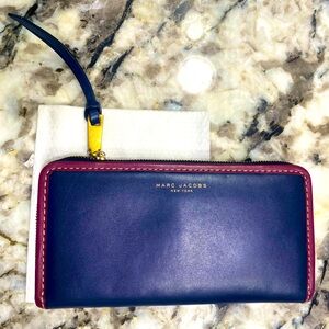 LAST CHANCE VGUC Marc Jacobs Leather Zipper wallet